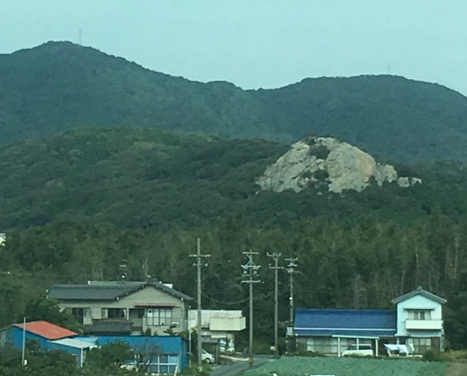 新幹線のE席側から見える豊橋の立岩