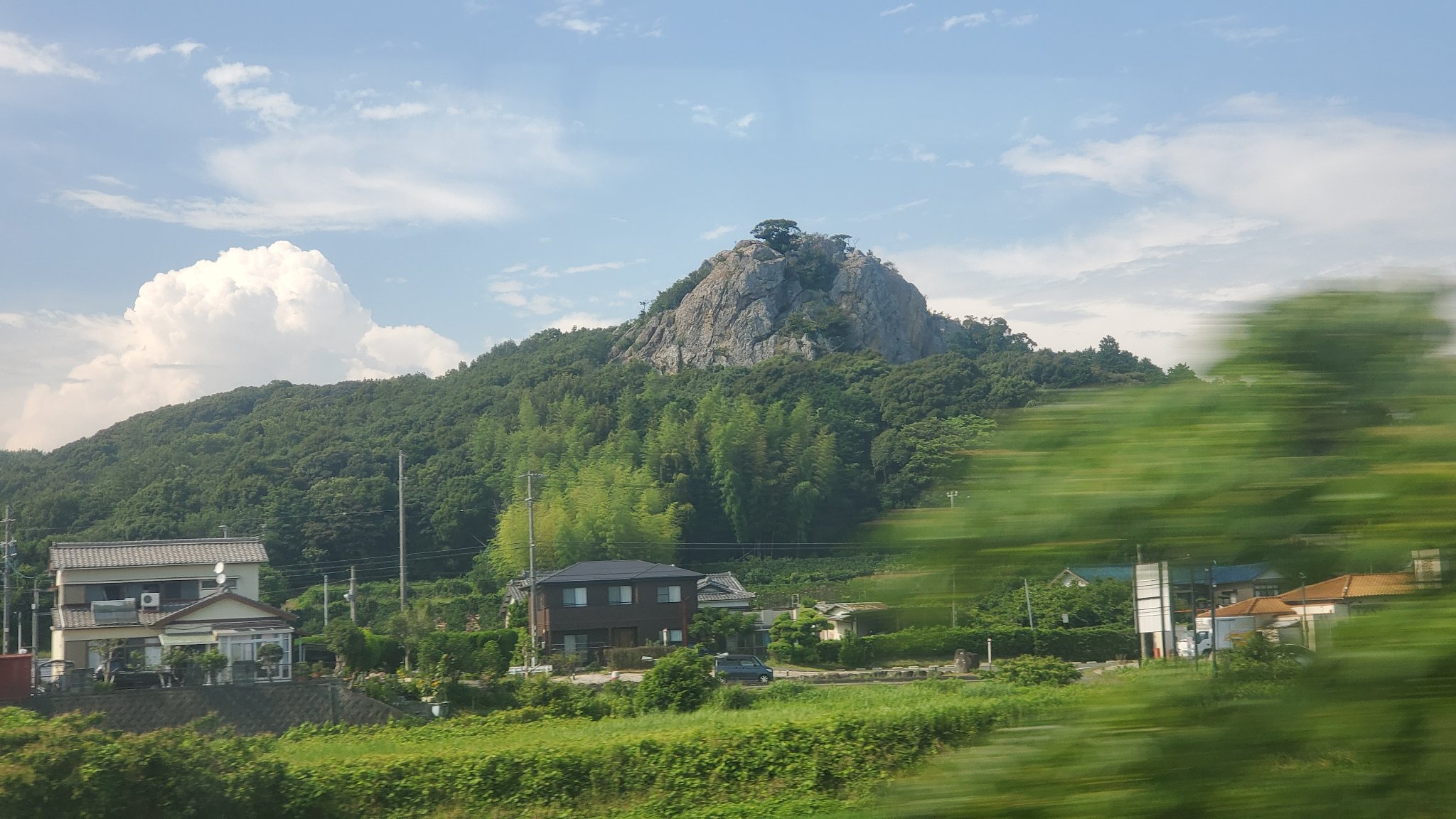 車窓から見える豊橋の立岩