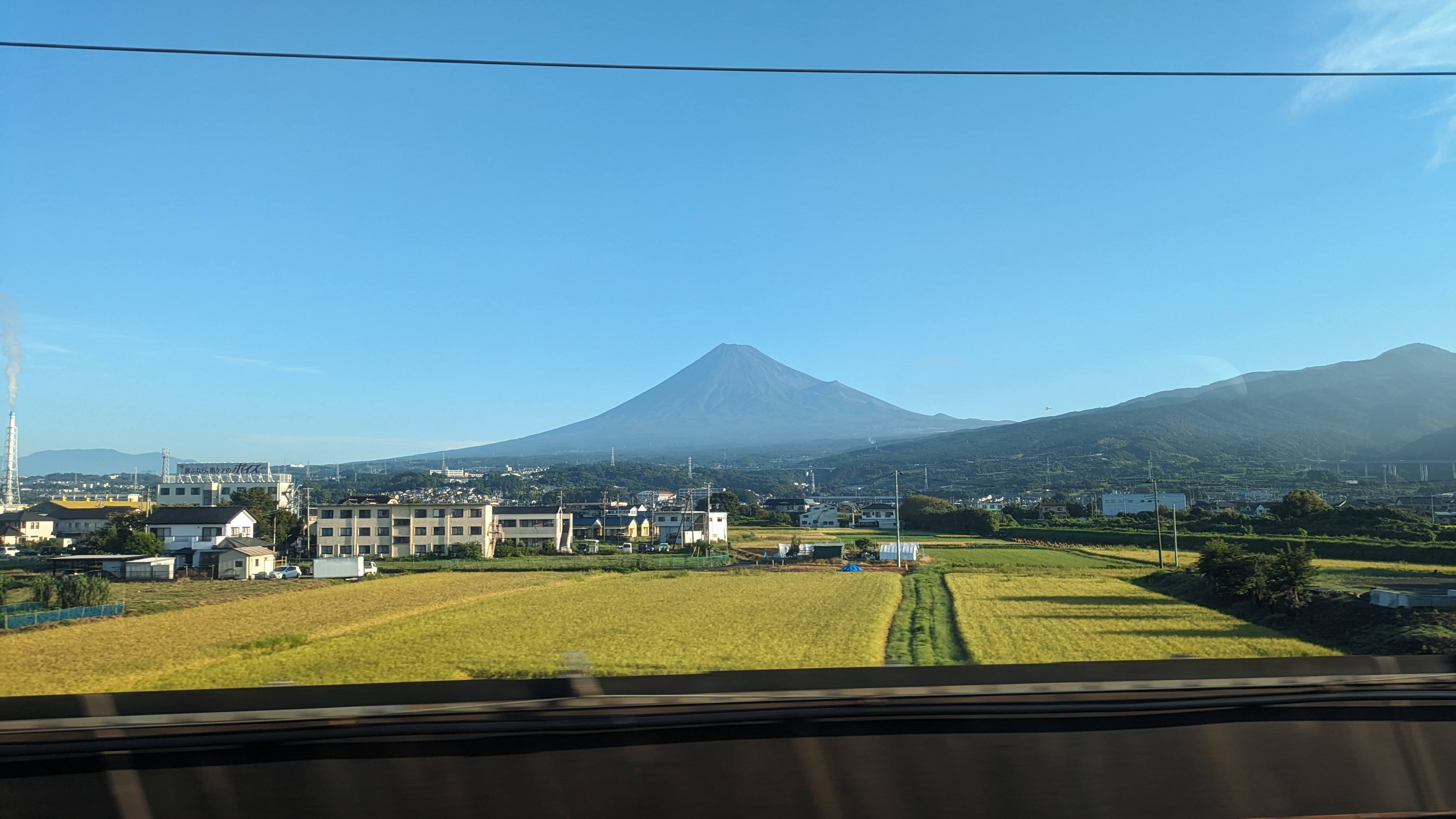 新幹線のE席側から見える富士山