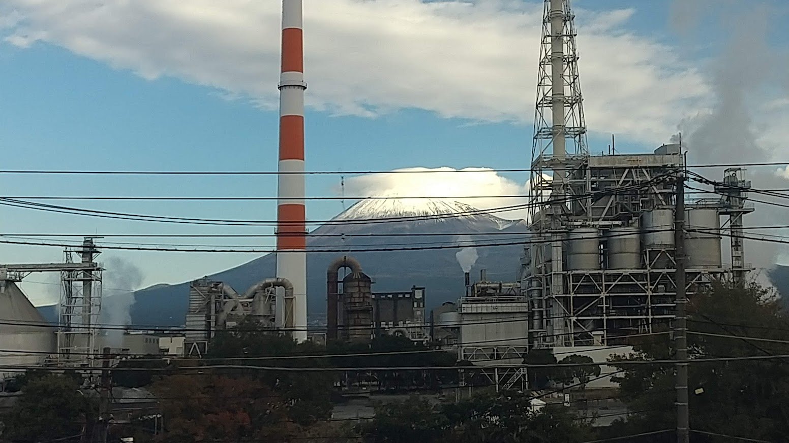 Papierfabriken von Fuji aus dem Shinkansen
