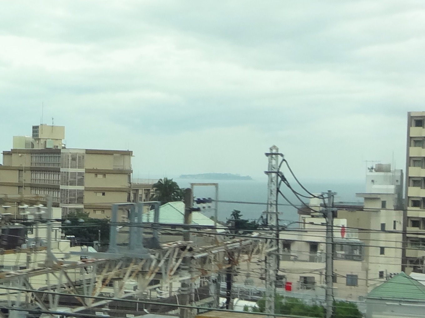 新幹線のA席側から見える初島