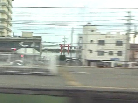 新幹線から一瞬見える弁天島の赤鳥居