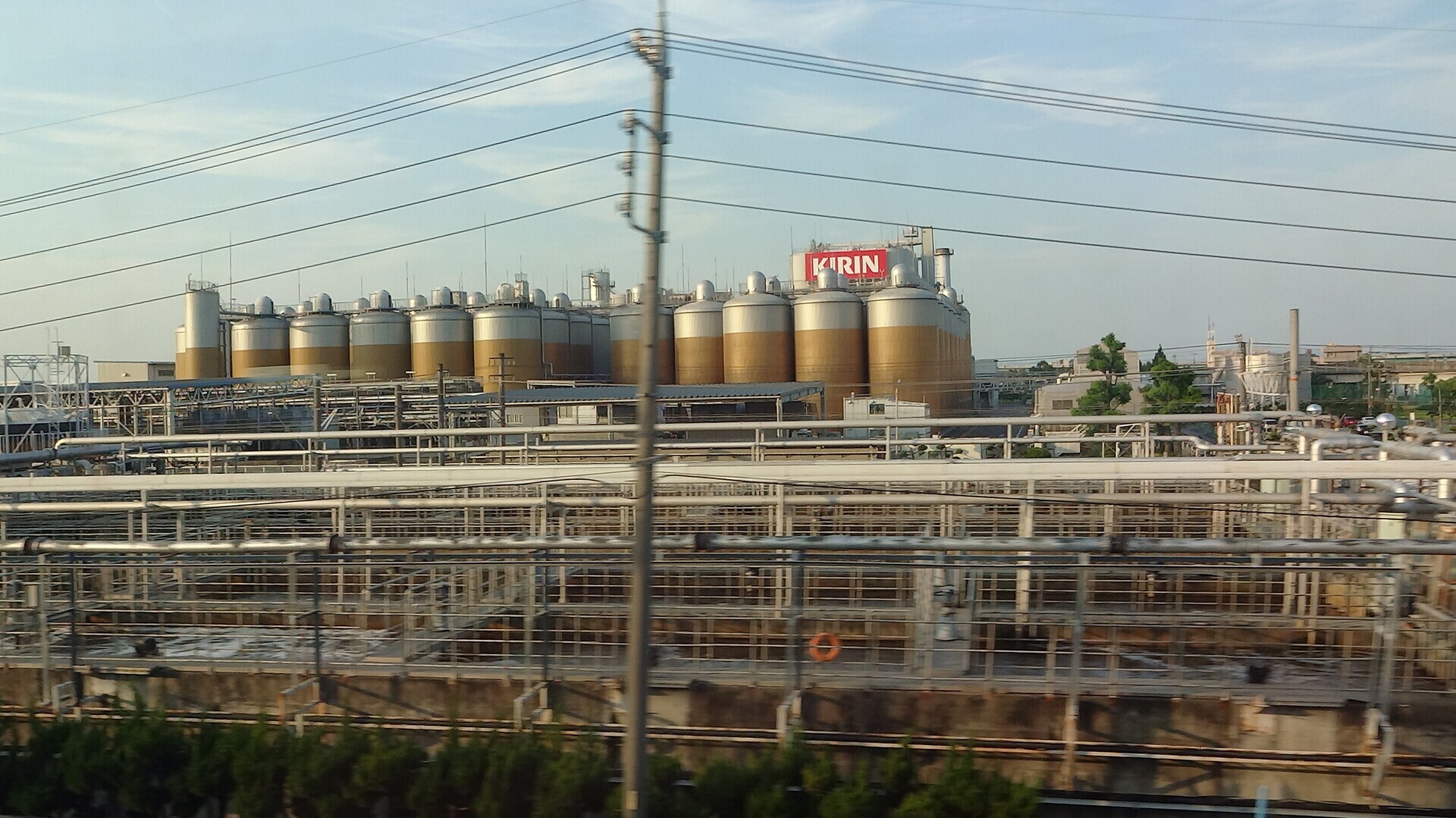 キリンビール工場の新幹線車窓写真