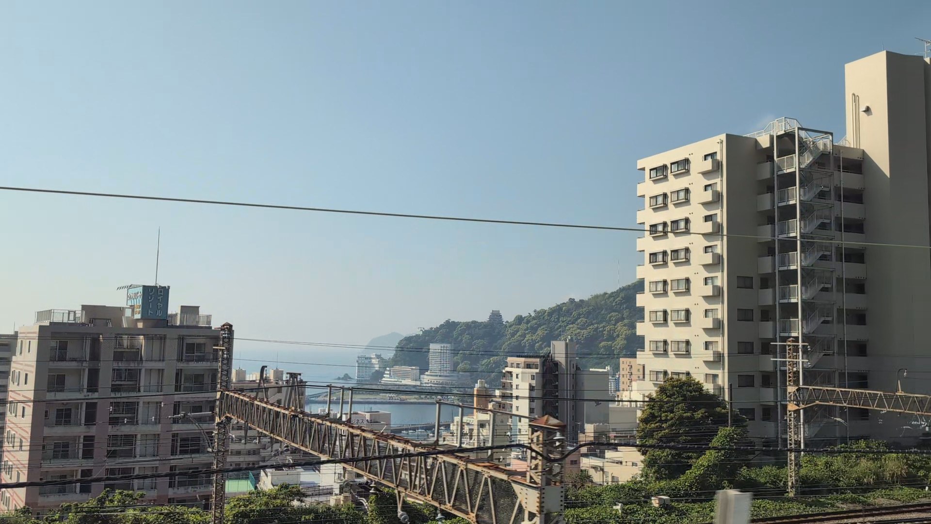 熱海と相模湾の新幹線車窓写真