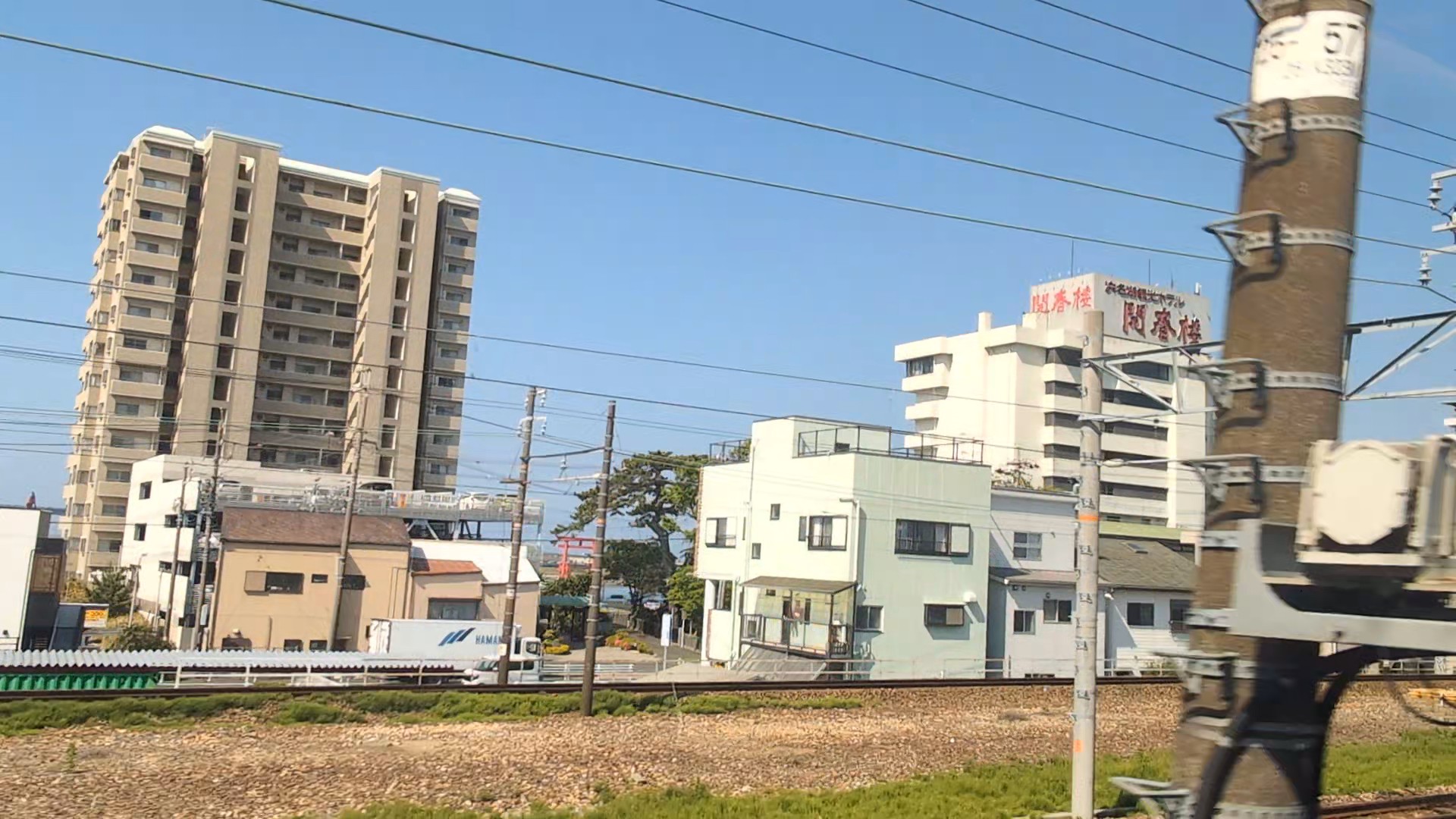 新幹線のA席側から見える弁天島の赤鳥居