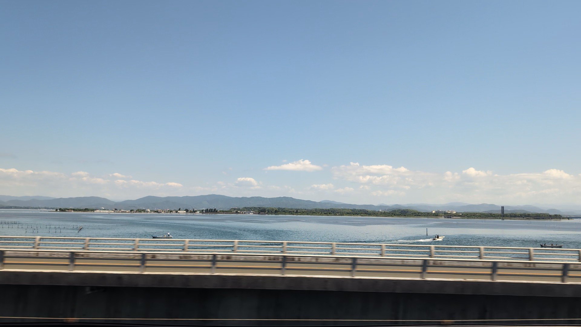 新幹線のE席側から見える浜名湖