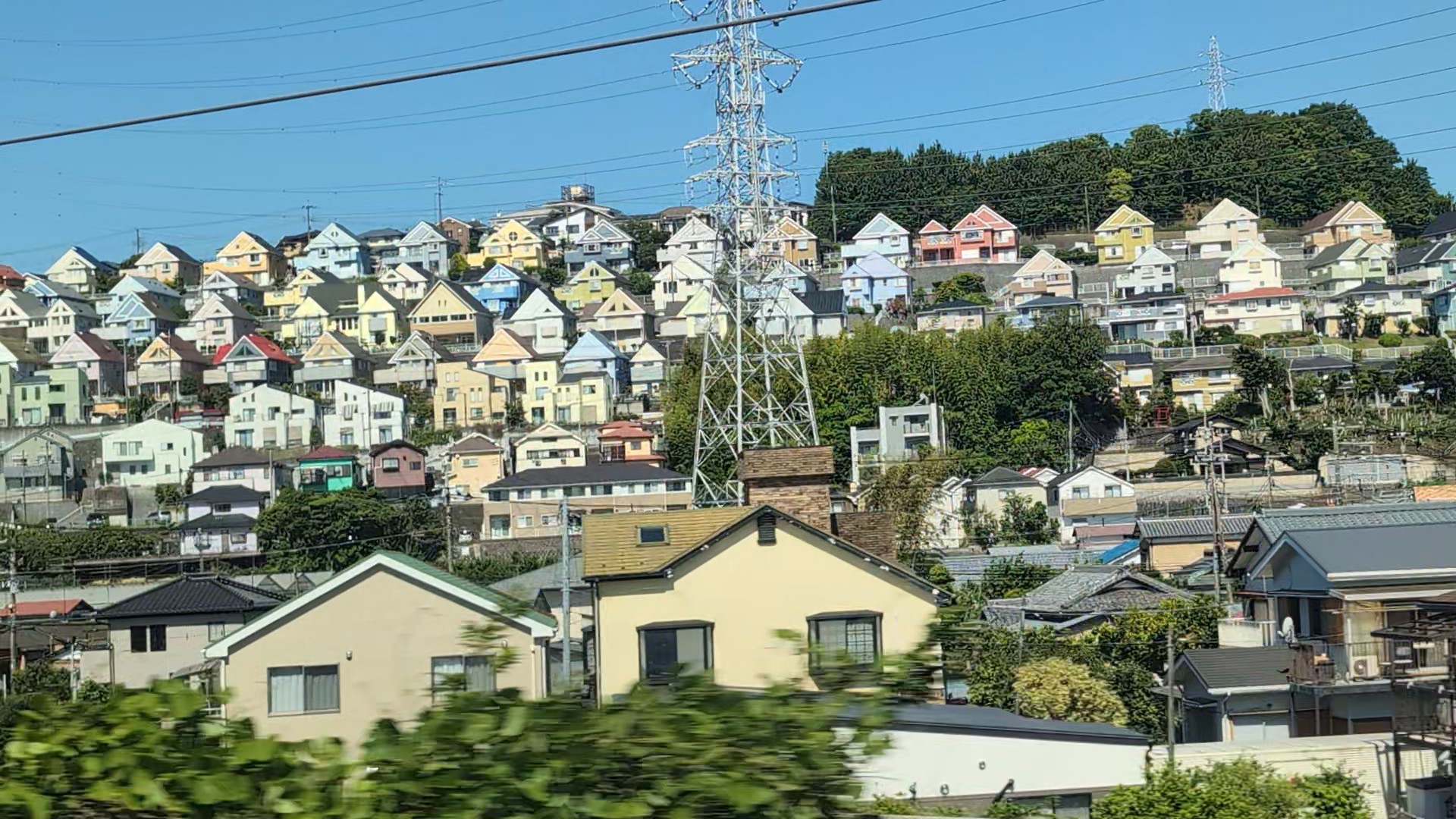 新幹線のE席側から見える日向岡の住宅地