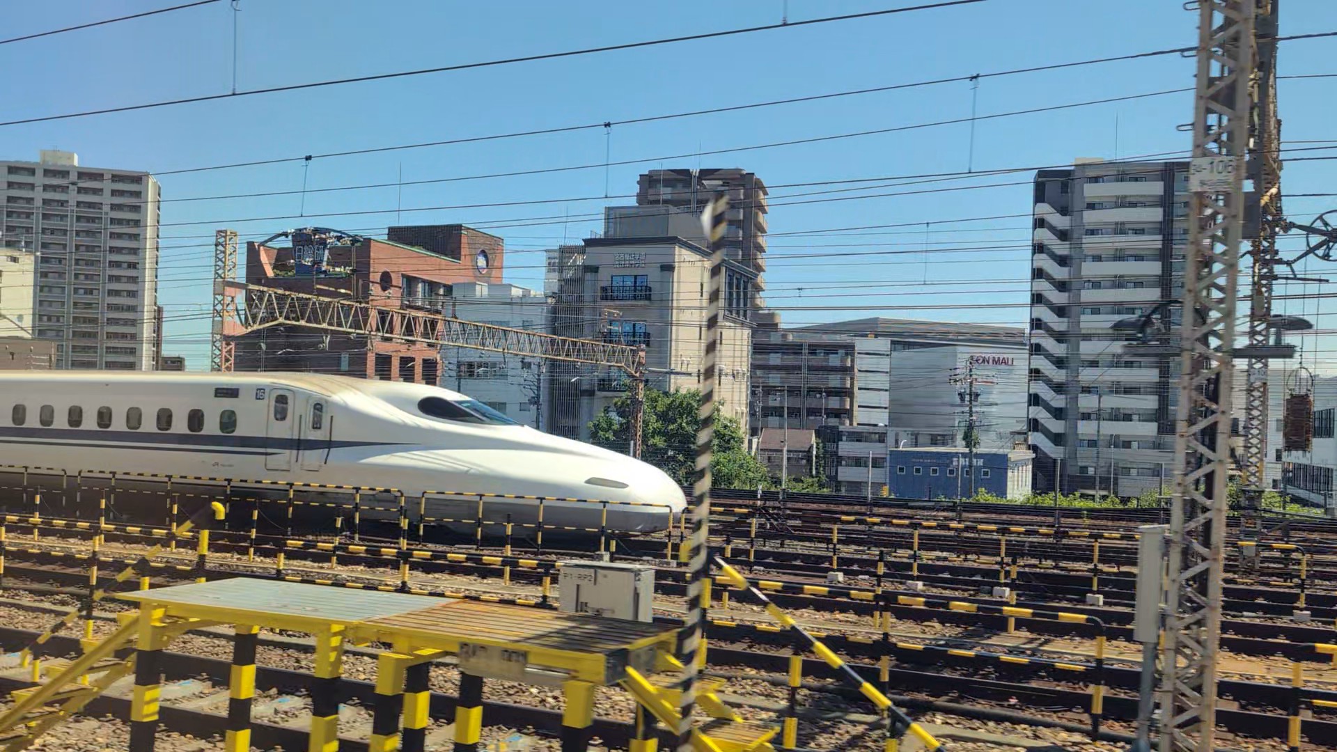 新幹線から見える名古屋駅前の都市景観