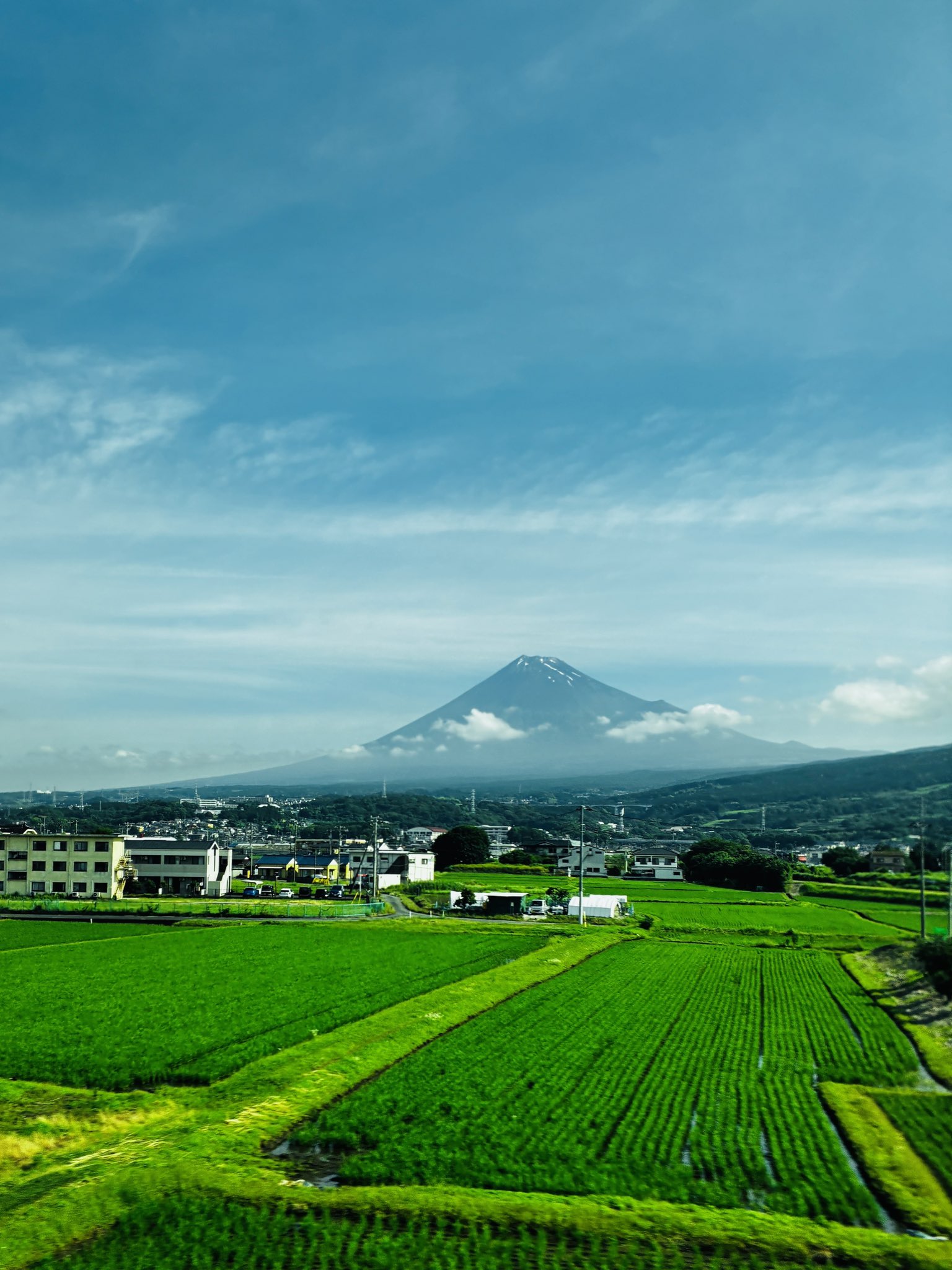 新幹線のE席側から見える富士山