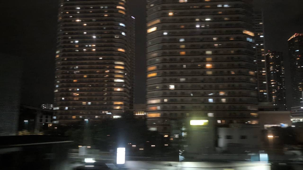 夜の新幹線から見える武蔵小杉のタワーマンション群