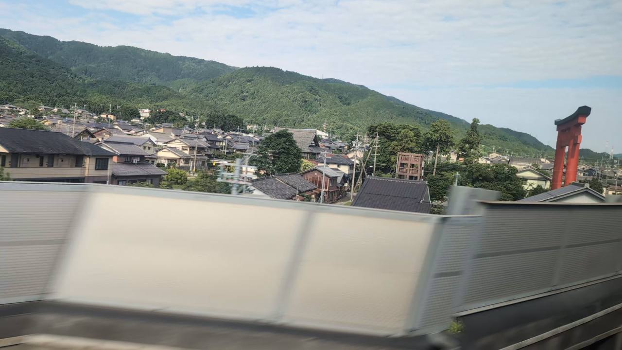 新幹線のA席側から見える南宮大社の大鳥居