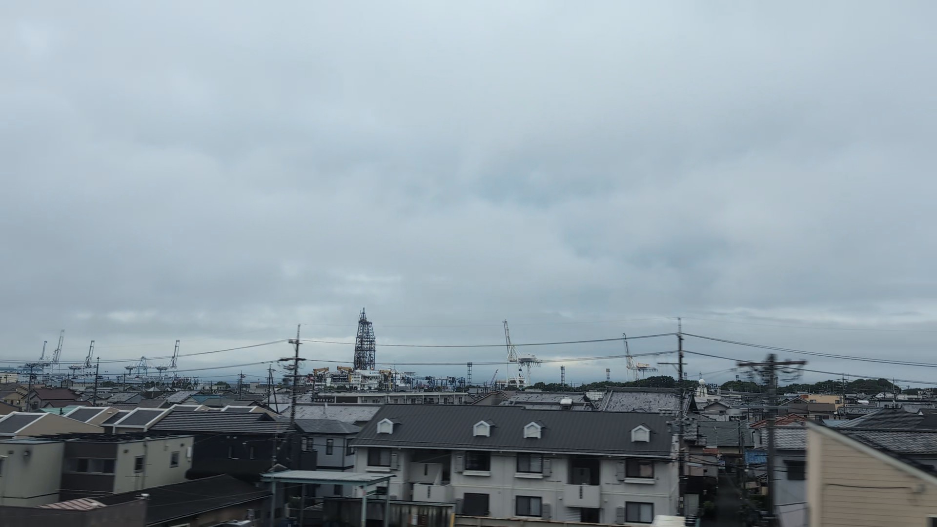 朝の新幹線から見える清水港とちきゅう
