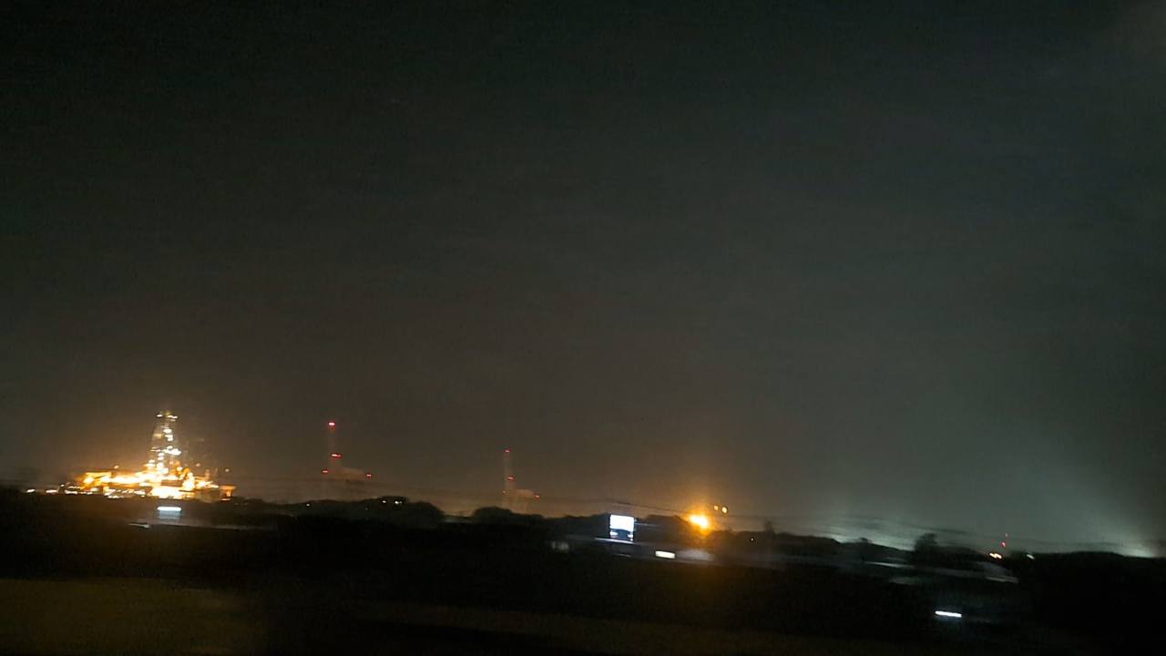夜の新幹線から見える清水港とちきゅう