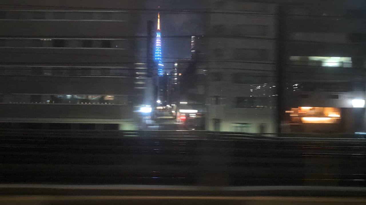 夜のビルの合間に見える東京タワー