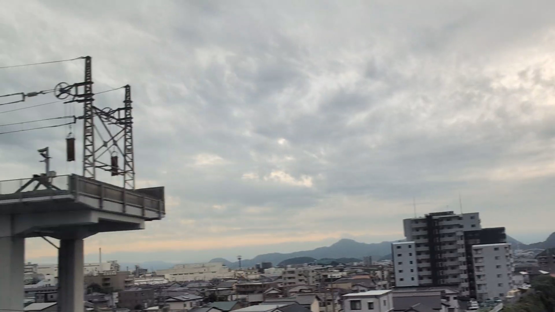 空へ上っていくように見える三島車両所の線路