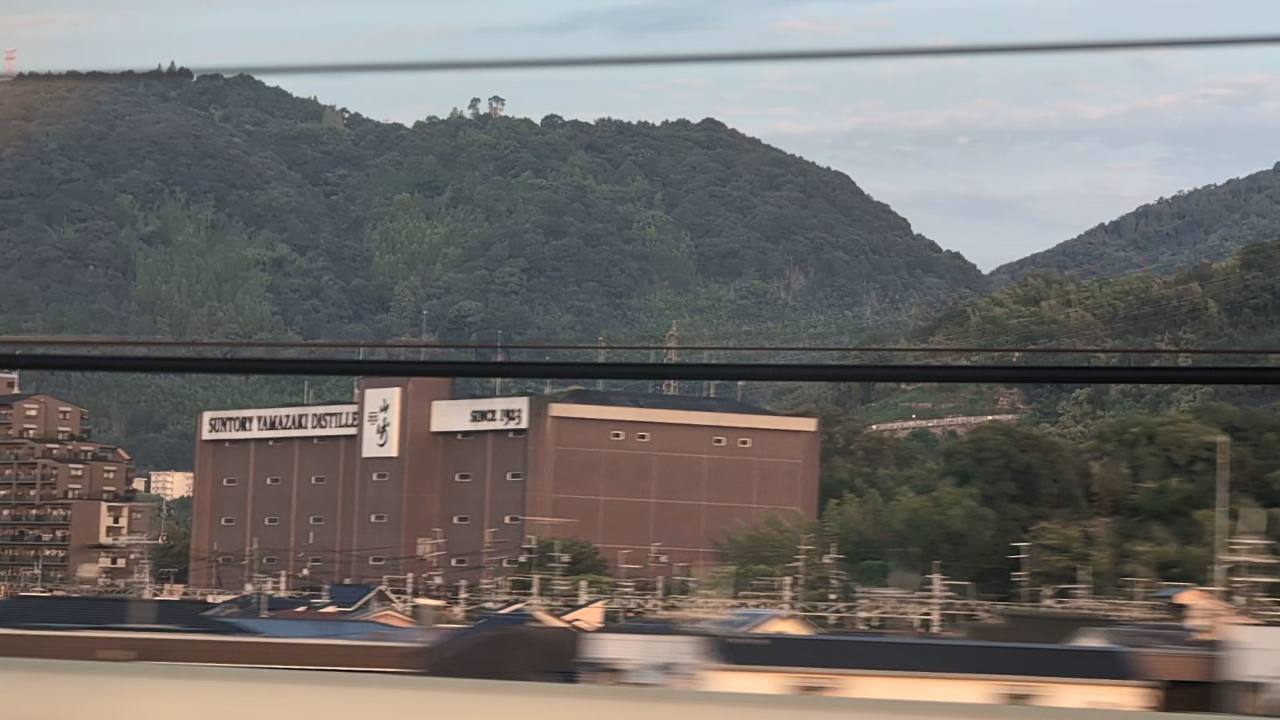 東海道新幹線の車窓から見えた山崎蒸溜所