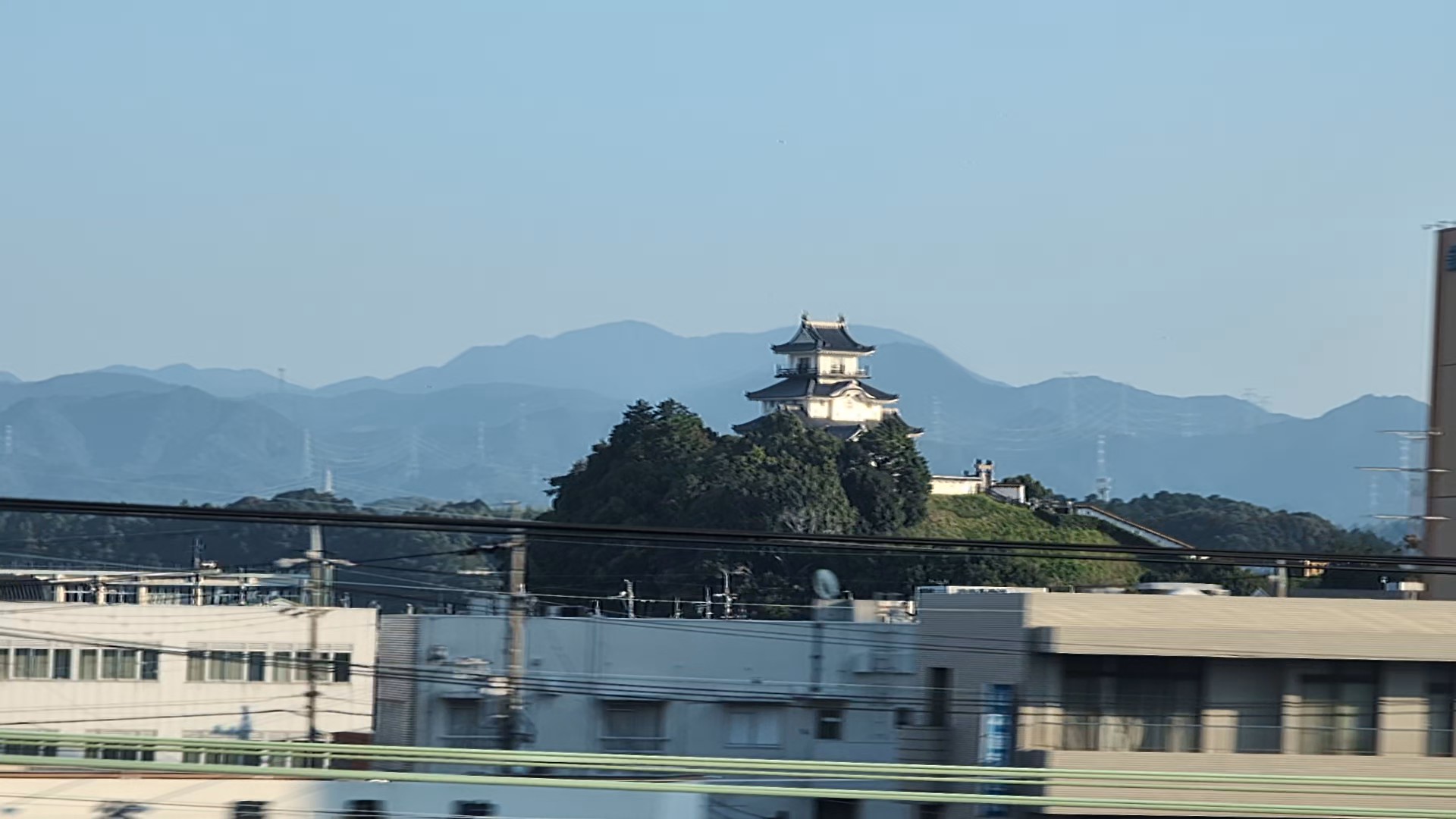 街の向こう、小高い丘に見えるお城