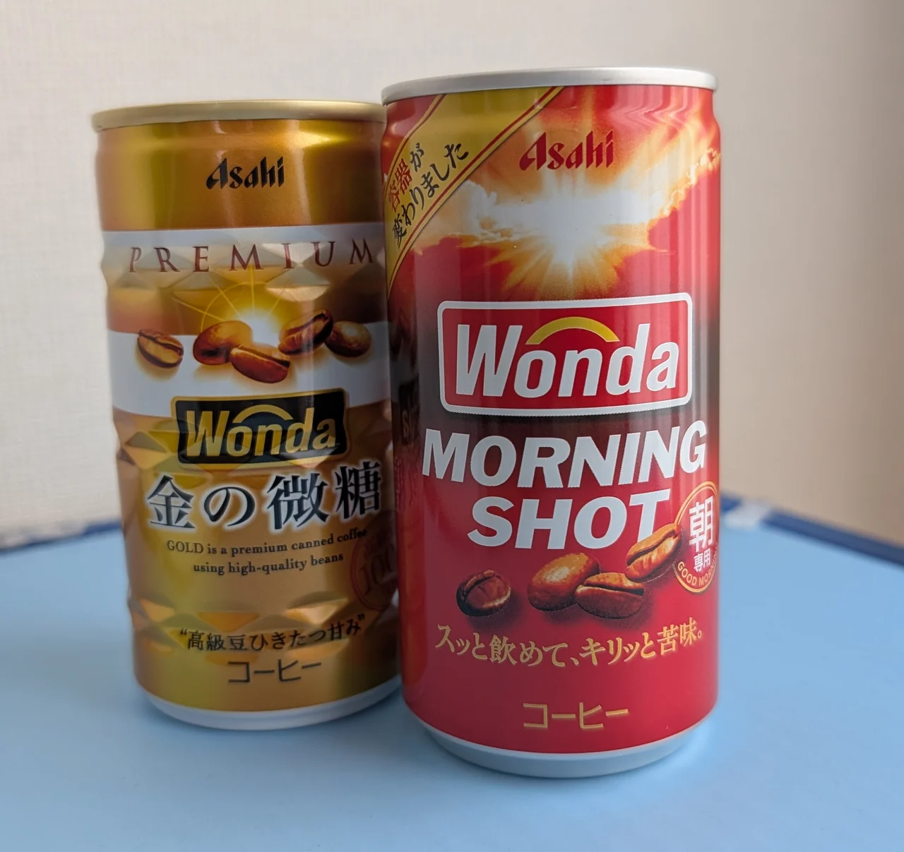 금색 WONDA Kin no Bito와 빨강 Morning Shot 캔