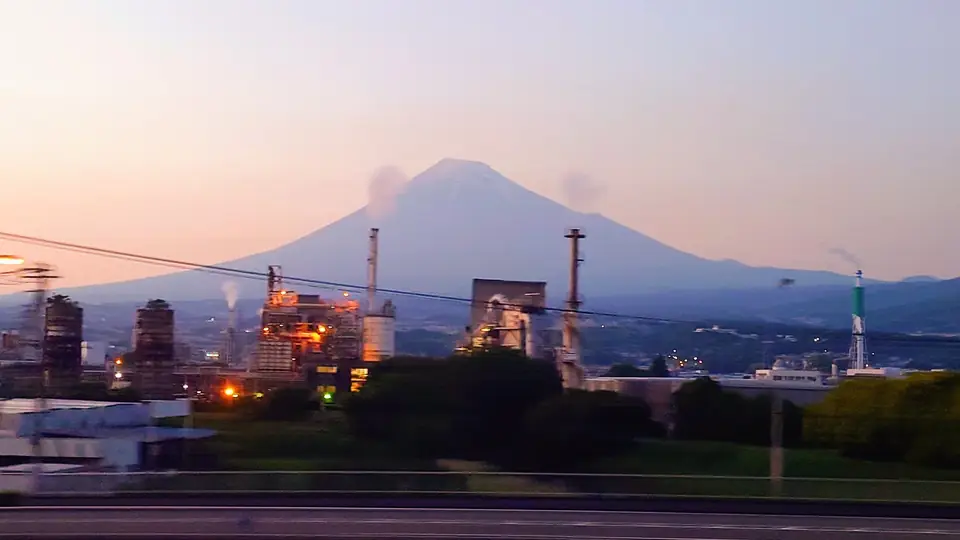 夕暮れの富士山と製紙工場の夜景