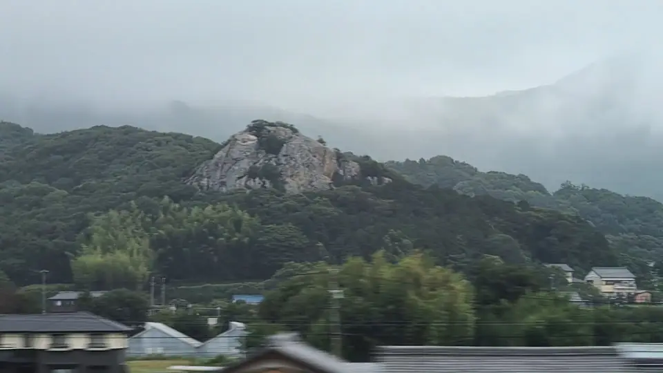 林の丘から突き出す豊橋の立岩