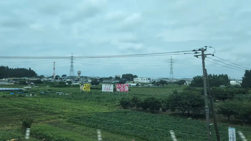 248看板と並んで立つ727 COSMETICSの看板
