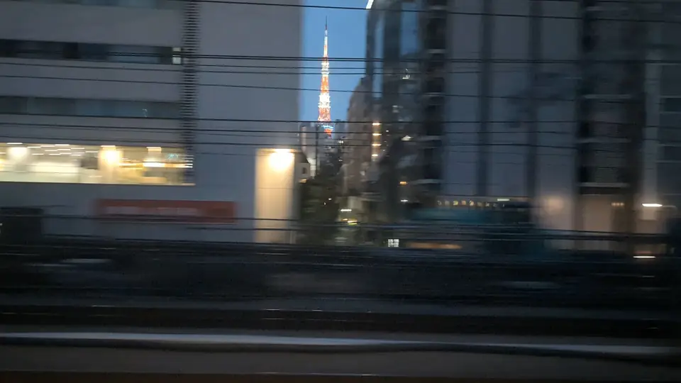 Tokyo Tower von Platz E im Shinkansen aus