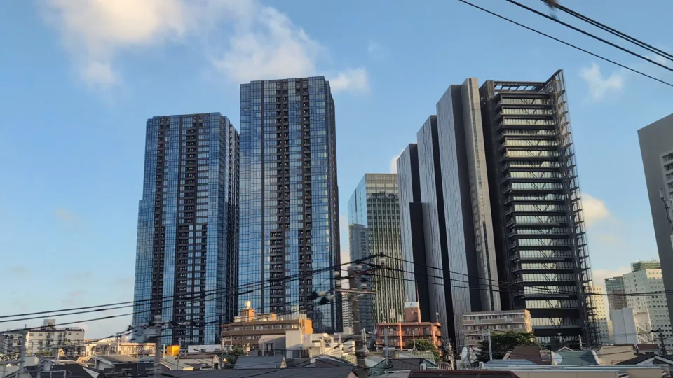 Hochhäuser kurz nach der Abfahrt aus Shinagawa