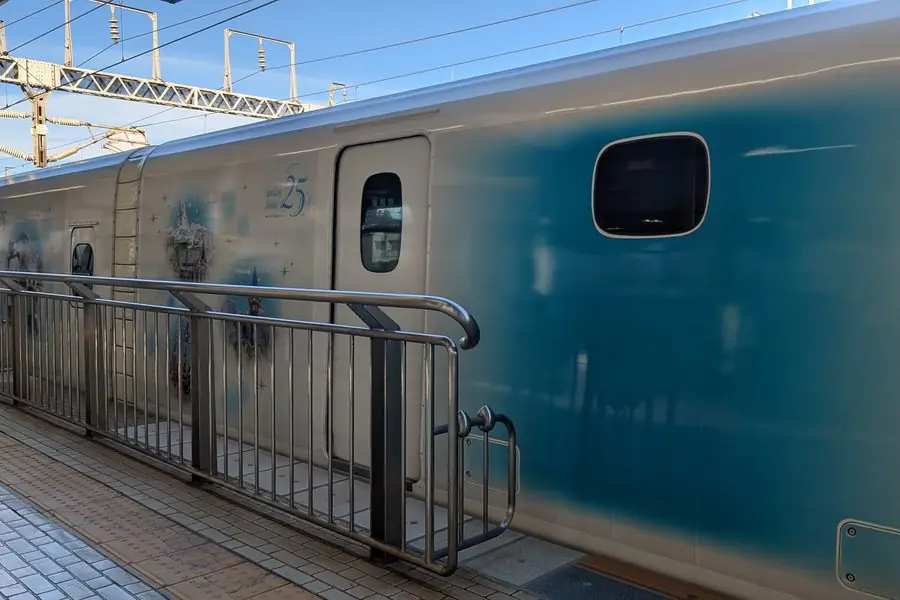 ラッピング車両が走る東海道新幹線の車窓
