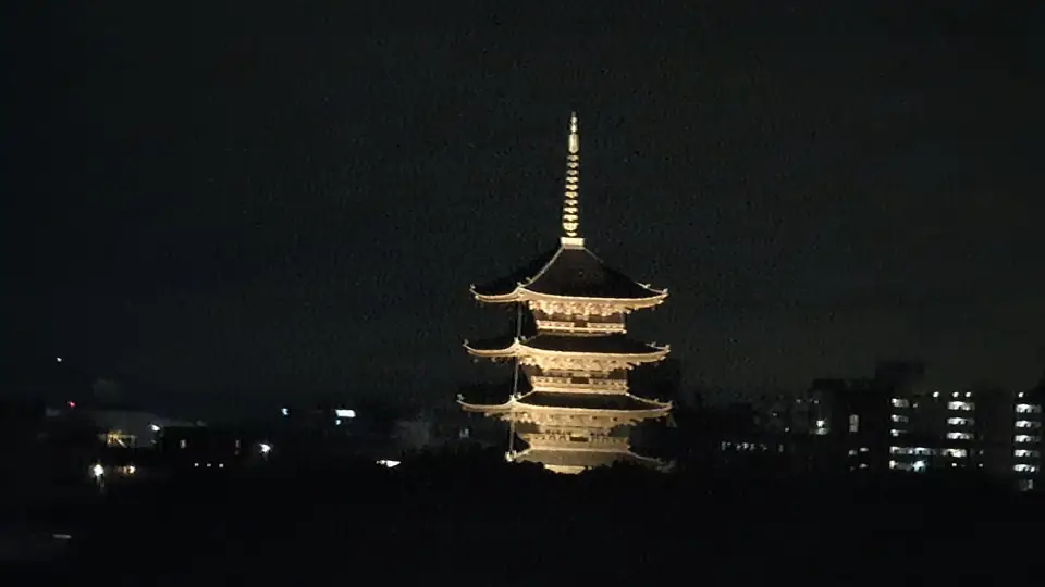 夜の京都に浮かぶ東寺の五重塔