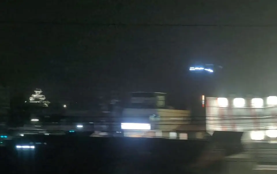 夜の車窓からライトアップされて見える掛川城の天守