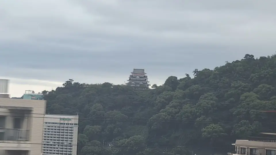 Château d’Atami au sommet de Nishikigaura, vu du siège A du Shinkansen