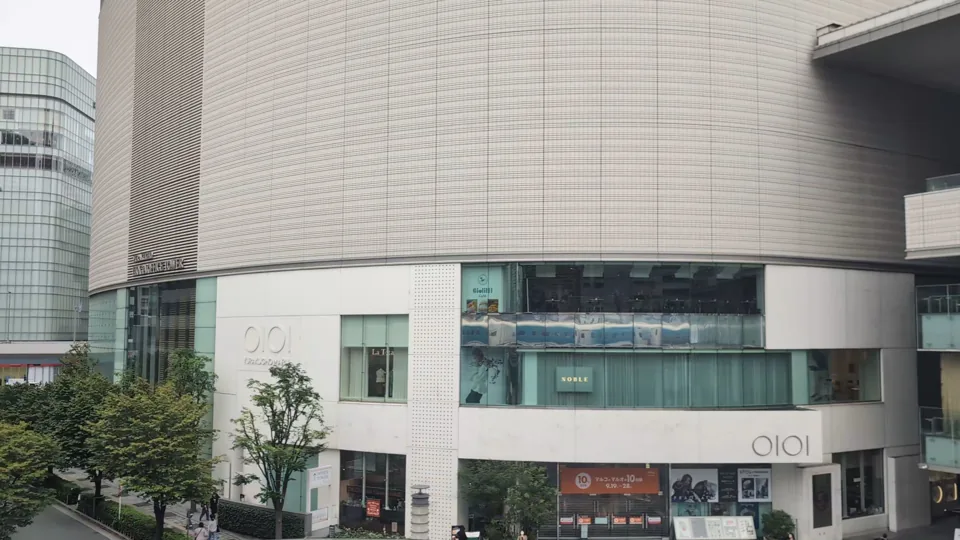 Der Shinkansen im Disney-Design spiegelt sich in den Fenstern von Yurakucho Marui