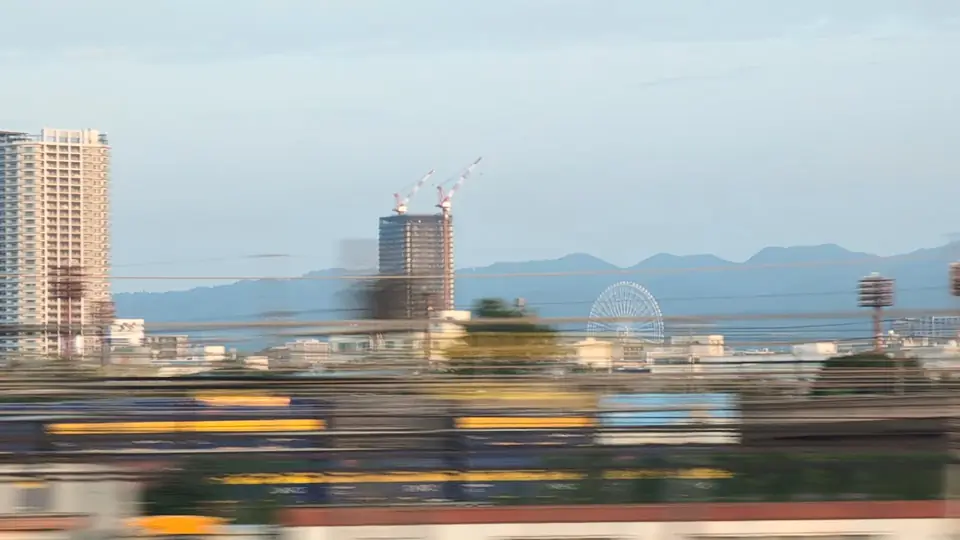 鳥飼車両基地の奥に見えるEXPOCITYの観覧車