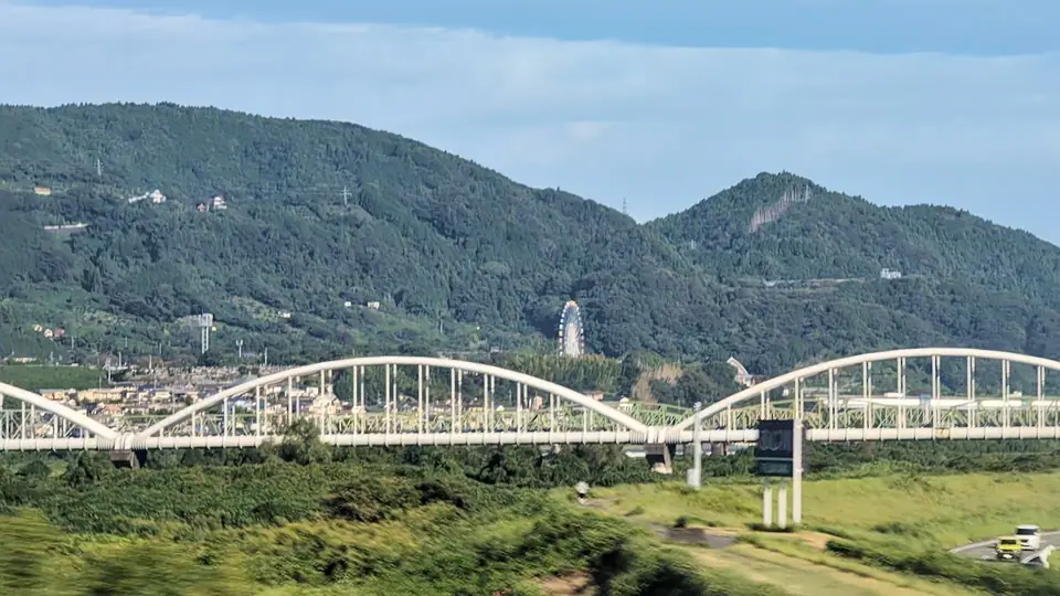 水管橋の奥に見えるFuji Sky View