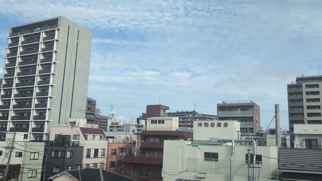新幹線から眺める街の風景
